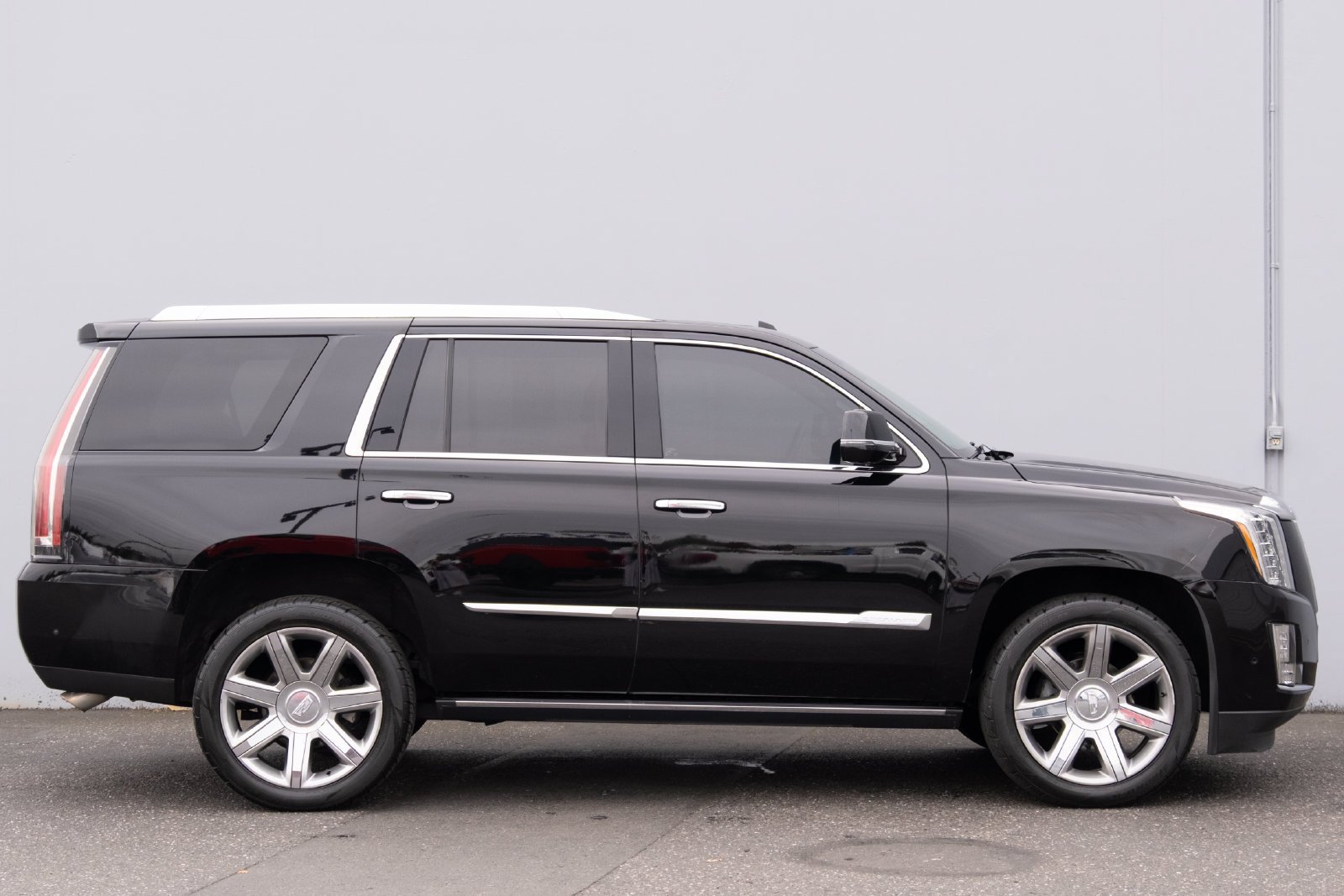 Used 2017 Cadillac Escalade Premium Luxury AWD/4WD image 31