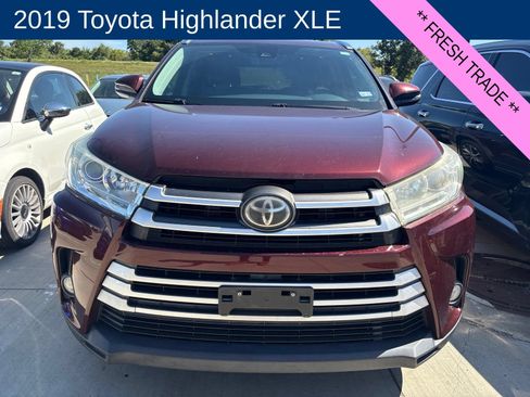 Used 2019 Toyota Highlander XLE FWD image 2