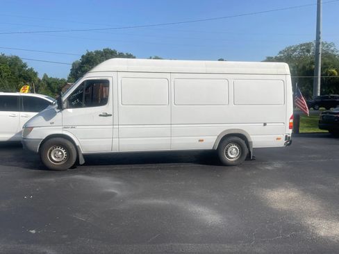 Used 2005 Freightliner Sprinter 2500 RWD image 6