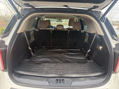 Used 2020 Ford Explorer XLT w/ Equipment Group 202A image 9