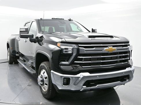 Used 2025 Chevrolet Silverado 3500 LTZ w/ LTZ Plus Package image 2
