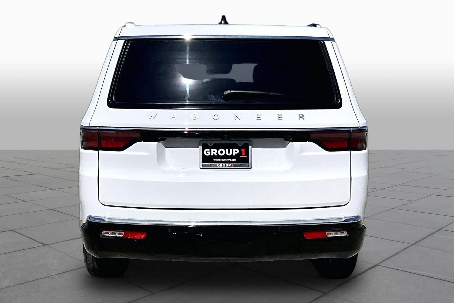 Used 2024 Jeep Wagoneer 4WD w/ Premium Group I image 5