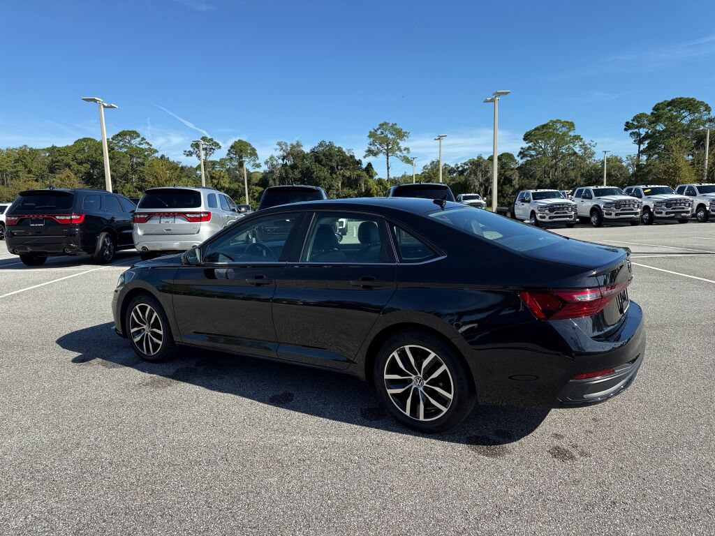 Used 2025 Volkswagen Jetta SE FWD image 5