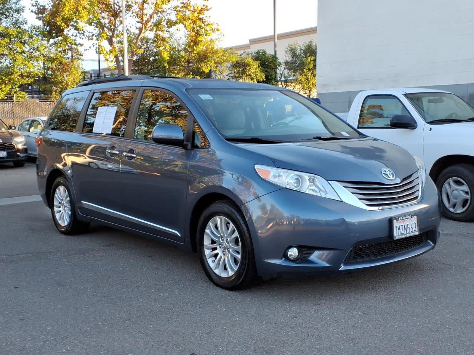 Used 2015 Toyota Sienna XLE w/ XLE Navigation Package FWD image 3