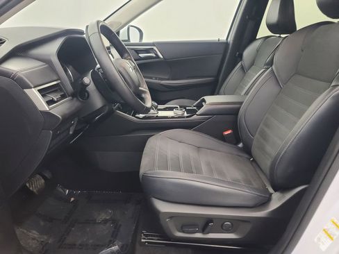 Used 2025 Mitsubishi Outlander SE image 25