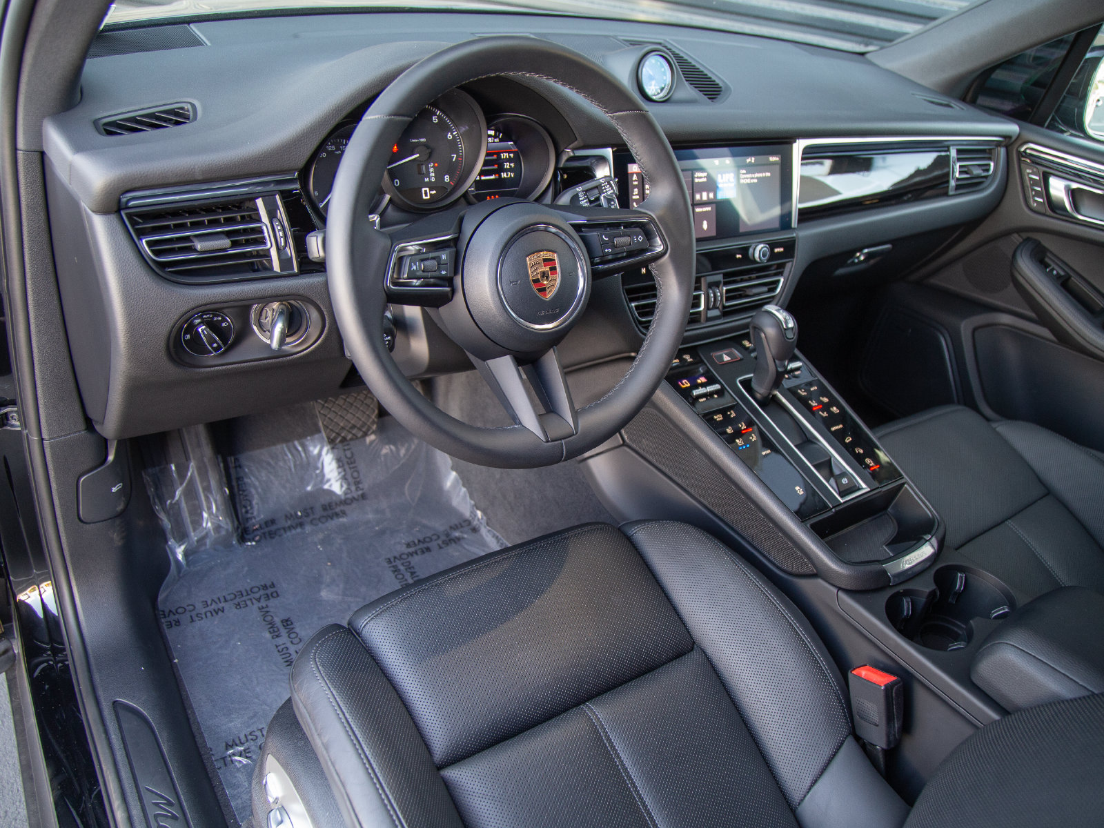 Certified 2026 Porsche Macan AWD/4WD image 4