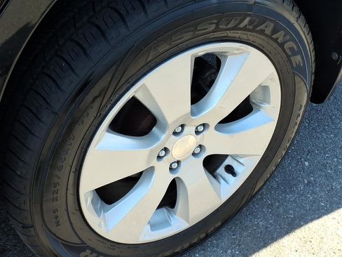 Used 2010 Subaru Outback 2.5i Premium AWD/4WD image 10