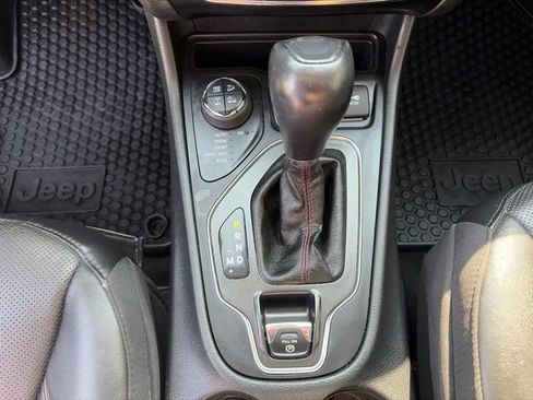 Used 2020 Jeep Cherokee Trailhawk AWD/4WD image 13