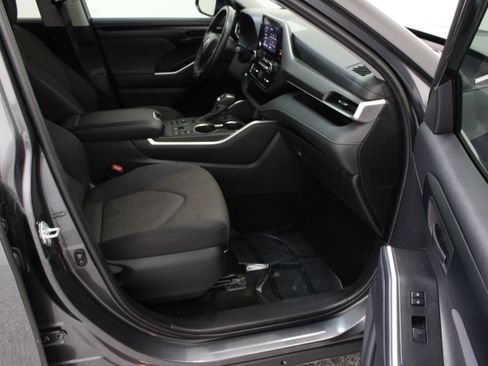 Used 2025 Toyota Highlander LE AWD/4WD image 37