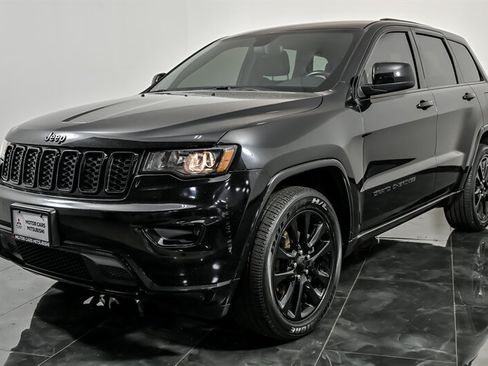 Used 2019 Jeep Grand Cherokee Altitude AWD/4WD image 5