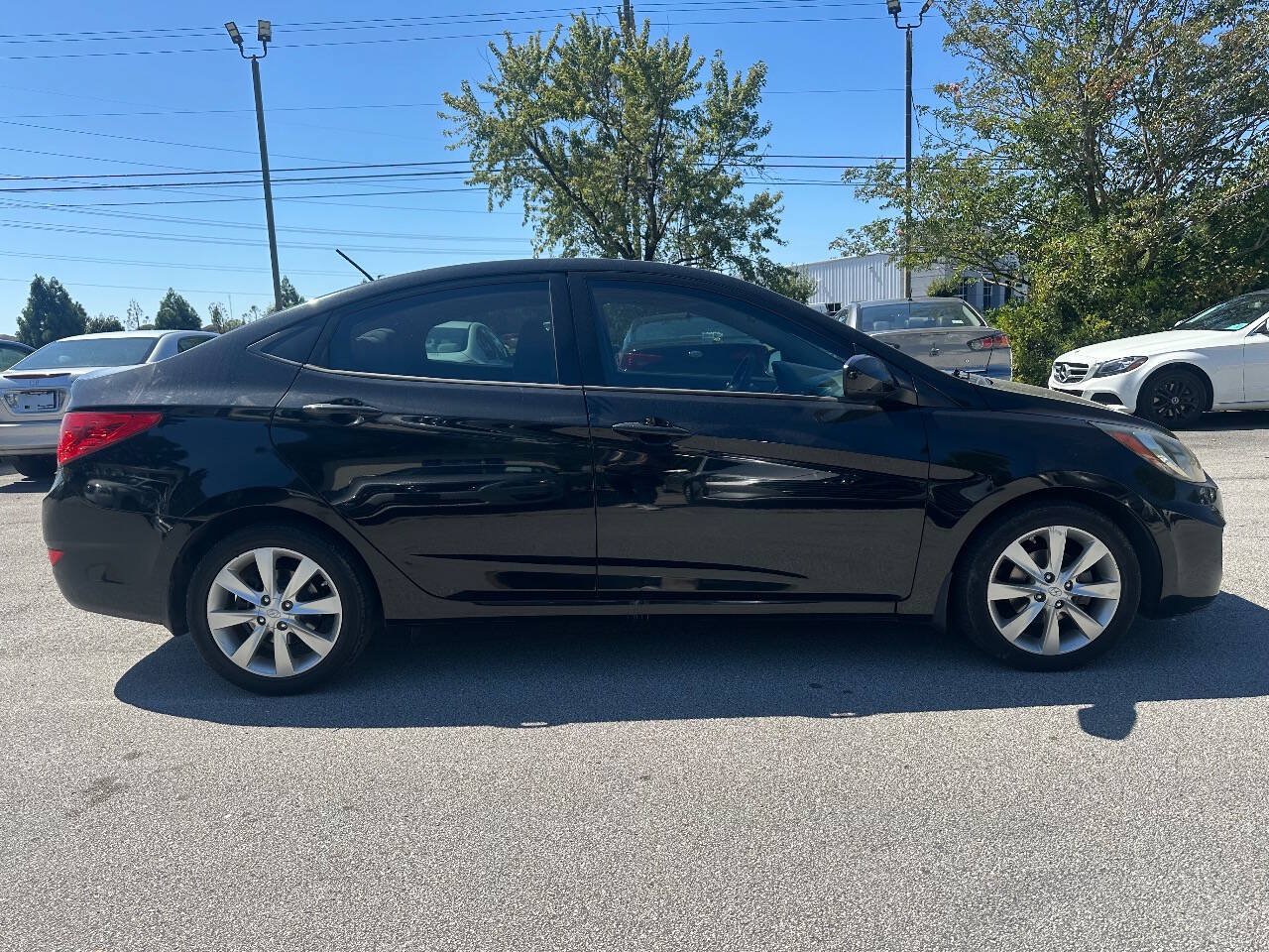 Used 2012 Hyundai Accent GLS w/ Premium Pkg 3 FWD image 5