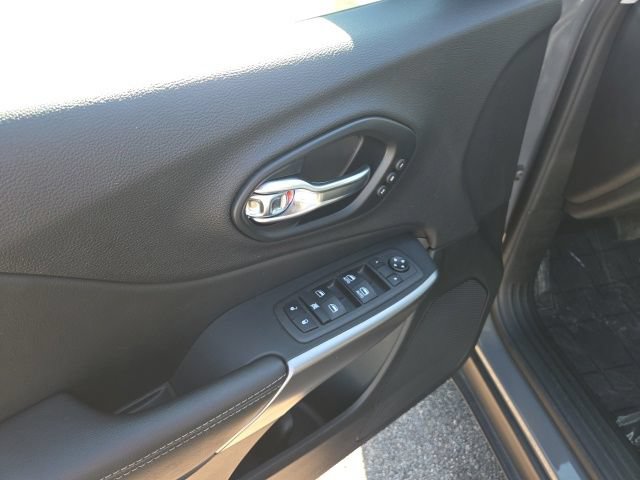 Used 2022 Jeep Cherokee Limited AWD/4WD image 11