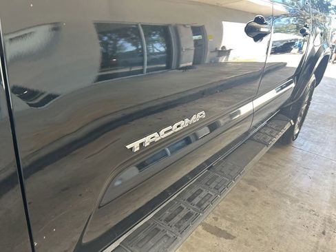 Used 2017 Toyota Tacoma 2WD Double Cab image 14