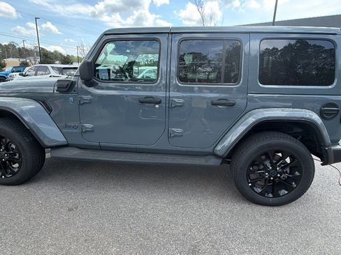 Used 2025 Jeep Wrangler Sahara image 11