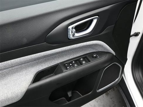 Used 2025 Jeep Compass Sport image 22