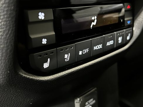 Used 2026 Toyota Sequoia Platinum AWD/4WD image 28