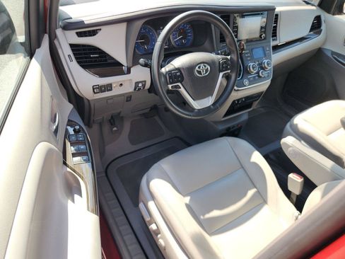 Used 2019 Toyota Sienna XLE w/ XLE Navigation Package FWD image 16