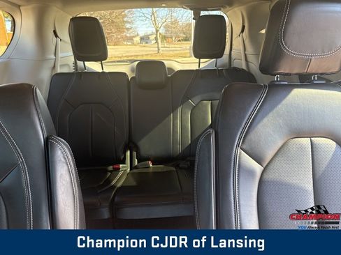 Used 2024 Chrysler Pacifica Touring-L image 40