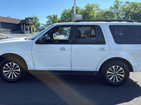 Used 2017 Ford Expedition XLT AWD/4WD image 4