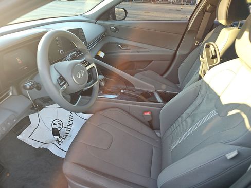 Used 2025 Hyundai Elantra SE FWD image 6