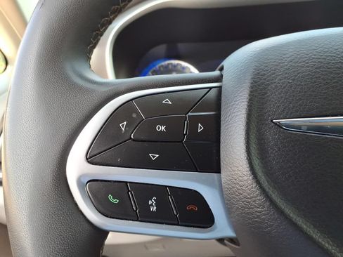 Used 2024 Chrysler Pacifica Touring-L FWD image 33