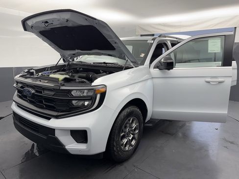 New 2025 Ford Expedition Active image 16