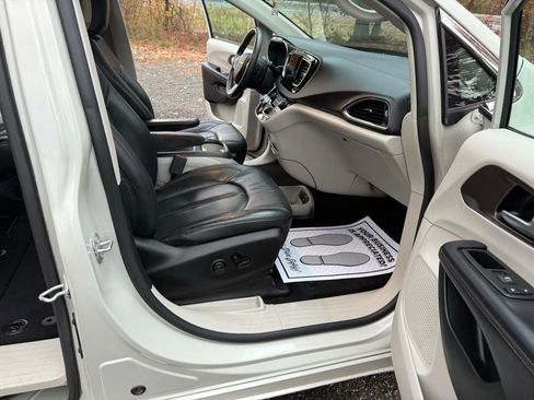 Used 2017 Chrysler Pacifica Touring-L Plus image 14