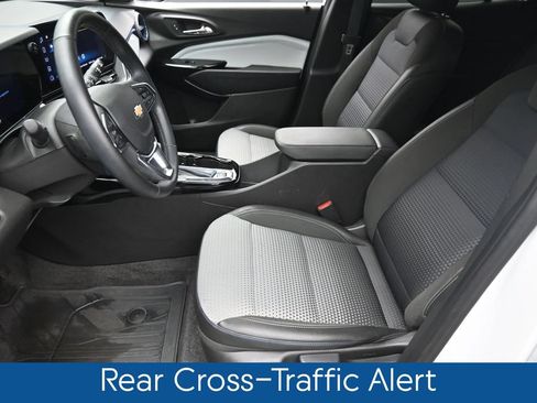 Used 2025 Chevrolet Trax LT w/ Driver Confidence Package FWD image 17