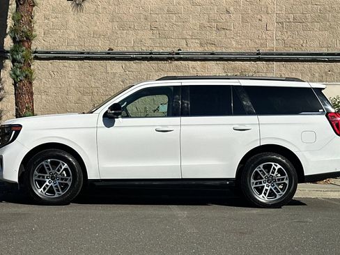 Used 2025 Ford Expedition Active AWD/4WD image 6