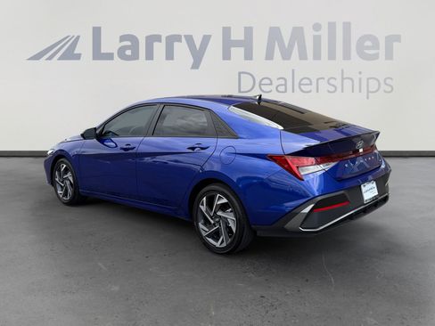 Used 2025 Hyundai Elantra SEL w/ Cargo Package FWD image 3