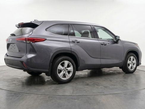 Used 2025 Toyota Highlander LE FWD image 9