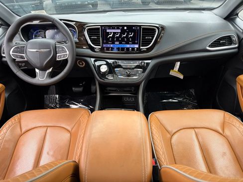 Used 2023 Chrysler Pacifica Pinnacle FWD image 35