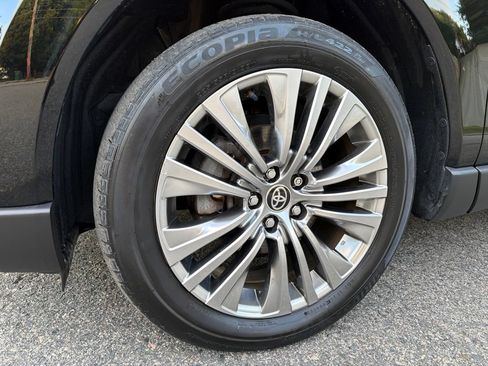 Used 2024 Toyota Venza XLE AWD/4WD image 13