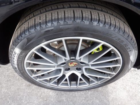 Used 2023 Porsche Cayenne Platinum Edition image 10