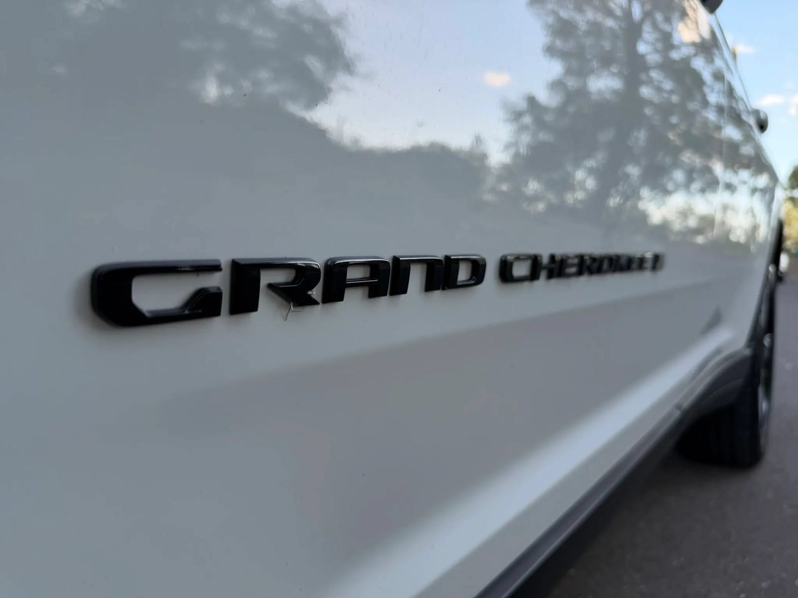 Used 2023 Jeep Grand Cherokee L Limited w/ Black Appearance Package AWD/4WD image 20