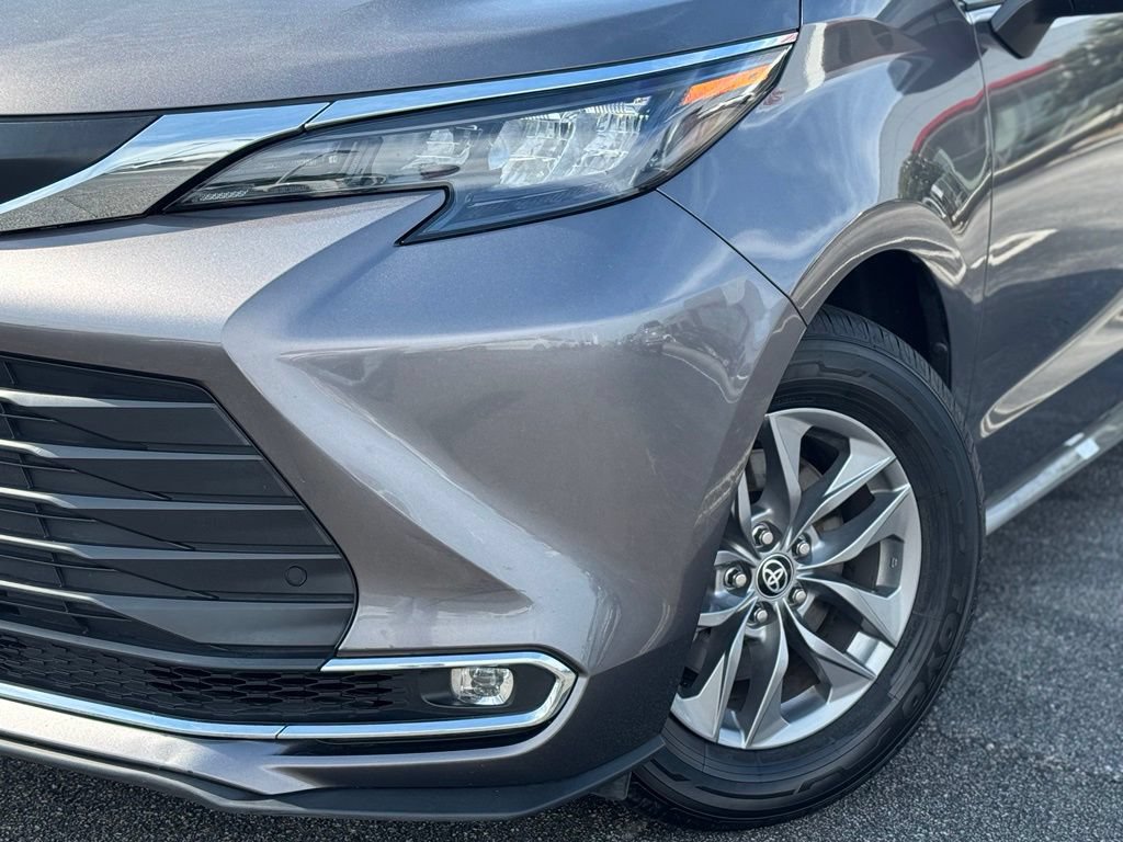 Used 2024 Toyota Sienna XLE FWD image 5