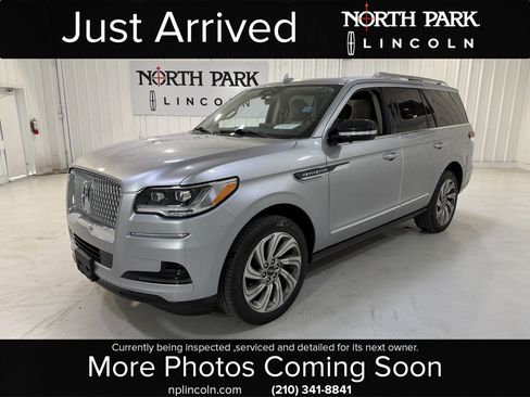 Used 2022 Lincoln Navigator Reserve image 1