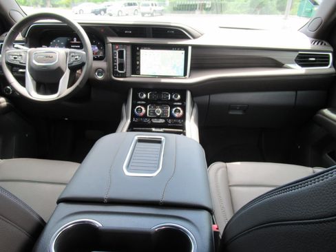 Used 2024 GMC Yukon XL Denali RWD image 12