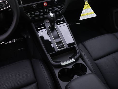 Used 2025 Porsche Macan AWD/4WD image 18