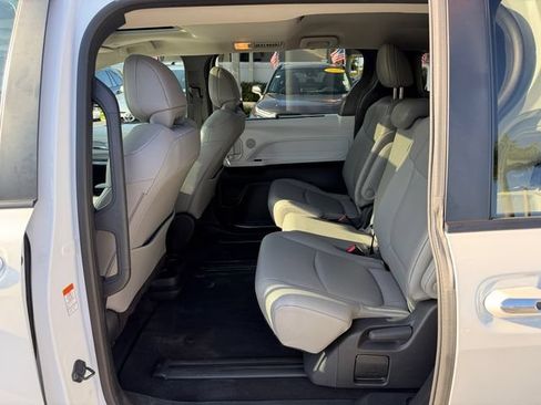 Used 2026 Toyota Sienna XLE FWD image 13