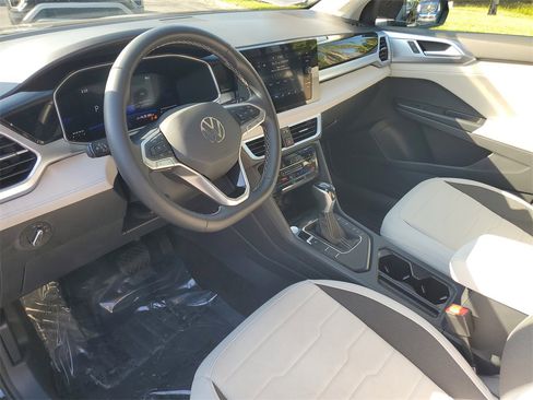 Certified 2025 Volkswagen Taos SE image 21