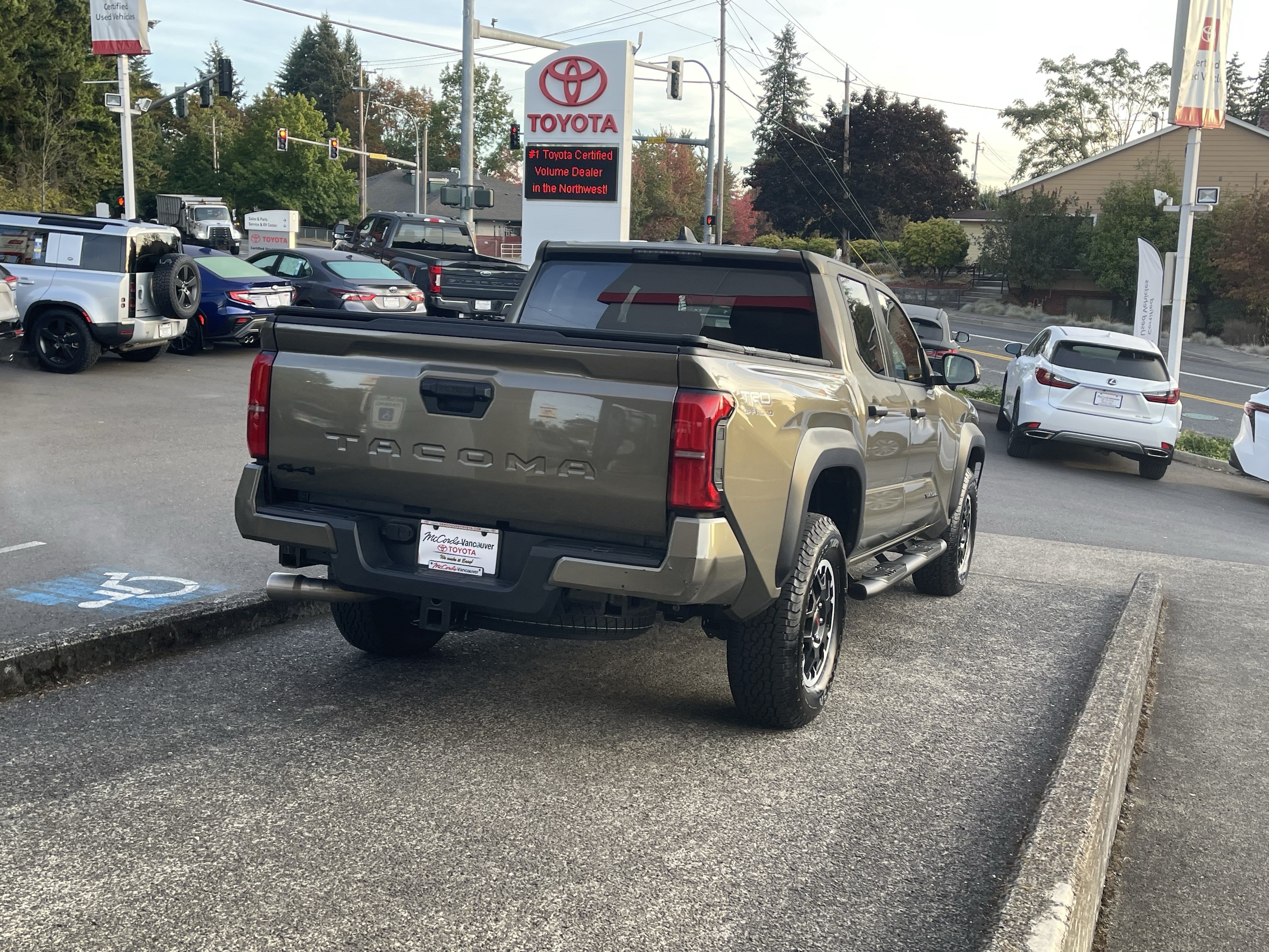 Certified 2025 Toyota Tacoma TRD Off-Road AWD/4WD image 7