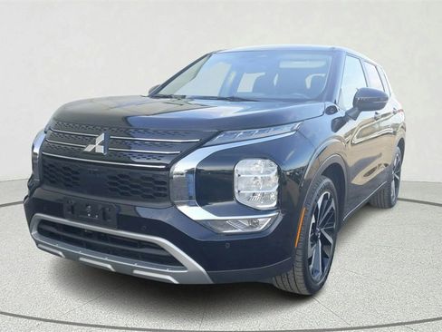 Used 2023 Mitsubishi Outlander SE image 3