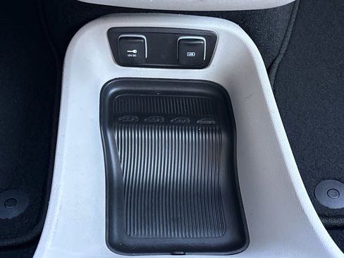 Used 2017 Chrysler Pacifica Touring-L image 28