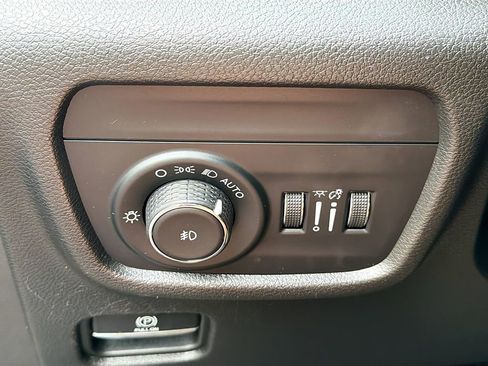 Used 2022 Jeep Grand Cherokee Limited AWD/4WD image 29