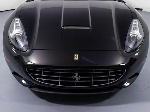Used 2014 Ferrari California image 13
