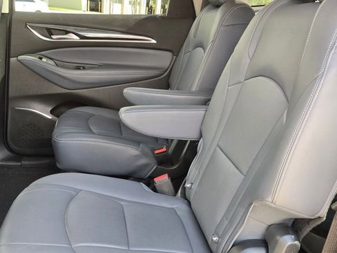 Used 2018 Buick Enclave Essence image 16