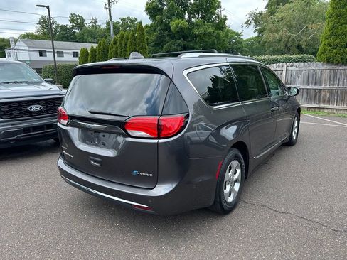 Used 2017 Chrysler Pacifica Platinum FWD image 5