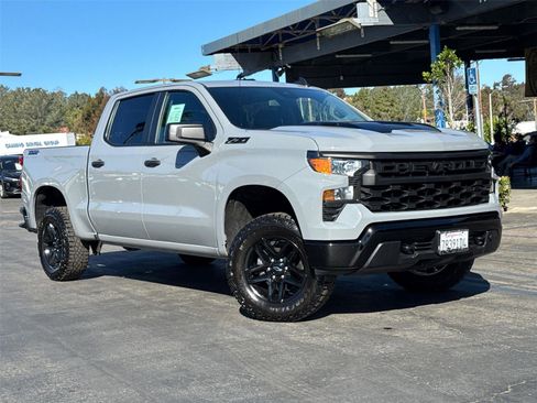 Used 2024 Chevrolet Silverado 1500 Custom Trail Boss w/ Dark Appearance Package image 2