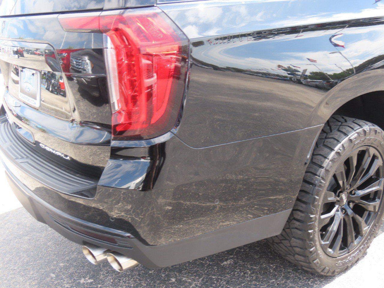 Used 2023 GMC Yukon XL Denali w/ Denali Reserve Package AWD/4WD image 12